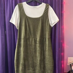 Women’s corduroy jumper with t-shirt.